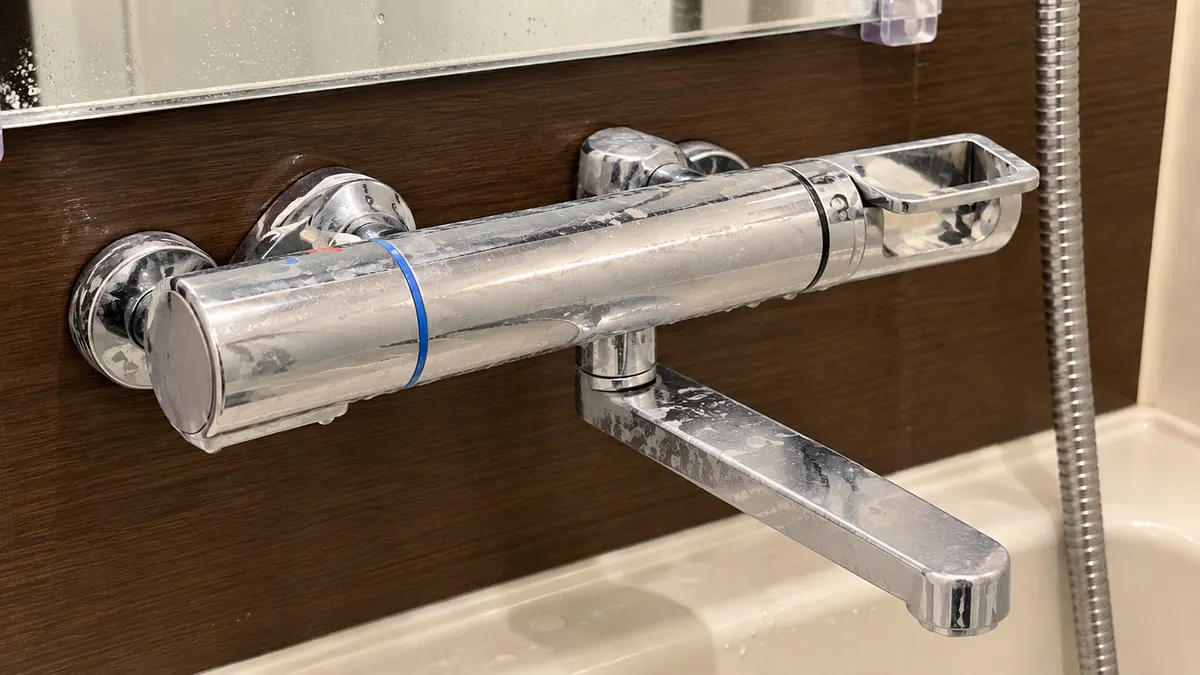 BEFORE：シャワー金具の水垢（清掃前）
